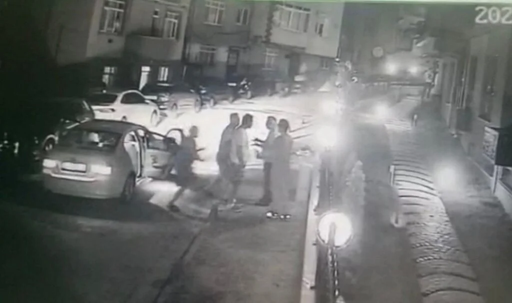 İstanbul’da baba ve oğluna “duba” dayağı kamerada
