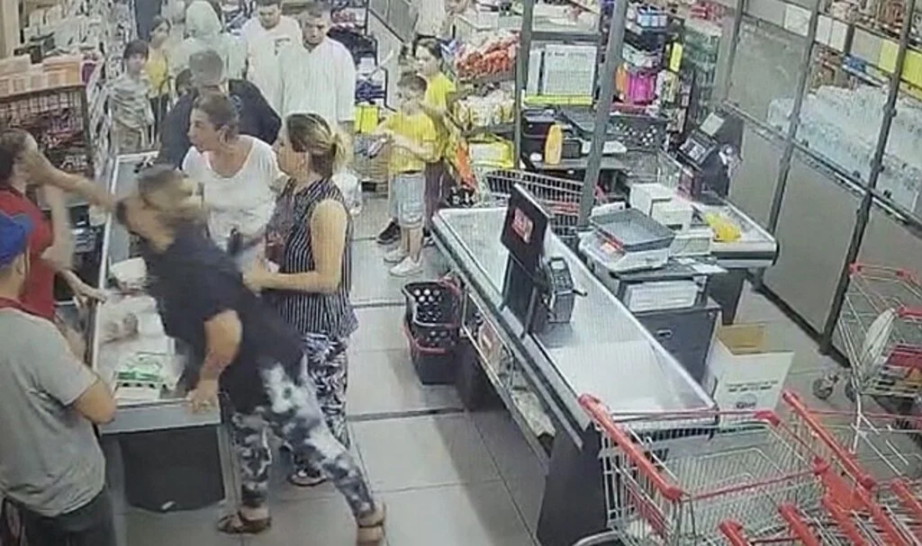 İstanbul’da kadın kasiyere kadından tokatlı saldırı kamerada