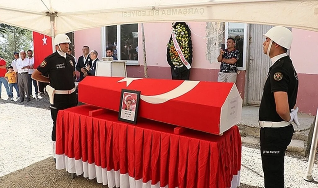 İstanbul'da silahın kazayla patlaması sonucu vefat eden polis, son yolculuğuna uğurlandı