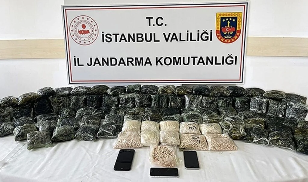 İstanbul’da torbacıya uyuşturucu operasyonu kamerada: 300 bin hap ele geçirildi
