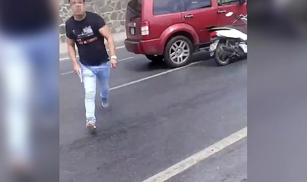 İstanbul’da trafik magandaları kamerada: Biri silahla darp etti, diğeri aynasını tekmeledi
