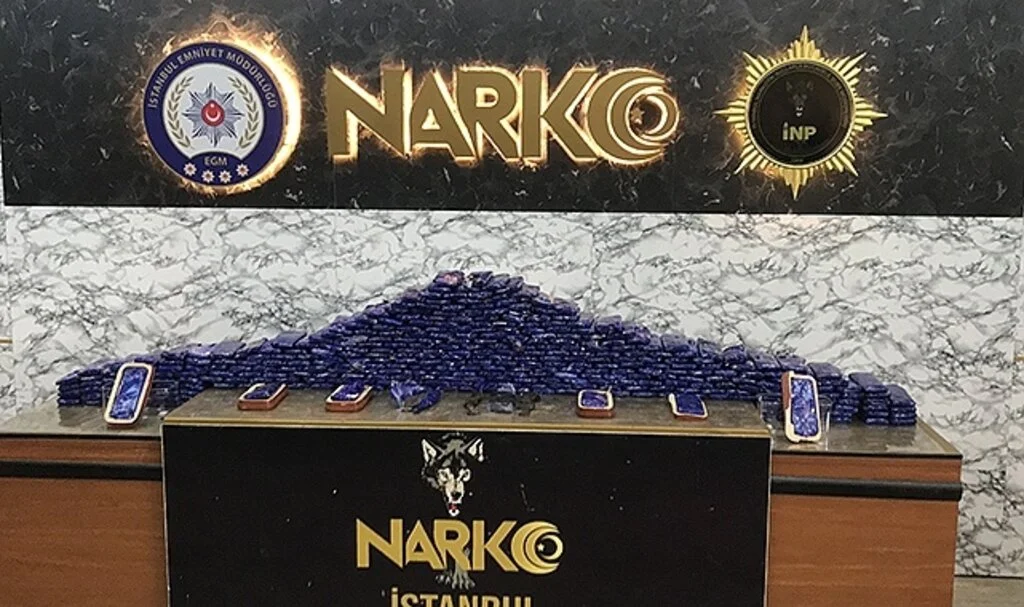 İstanbul'da uyuşturucu operasyonu: Afyon sakızını saklama kaplarının ahşap kapaklarına gizlemişler