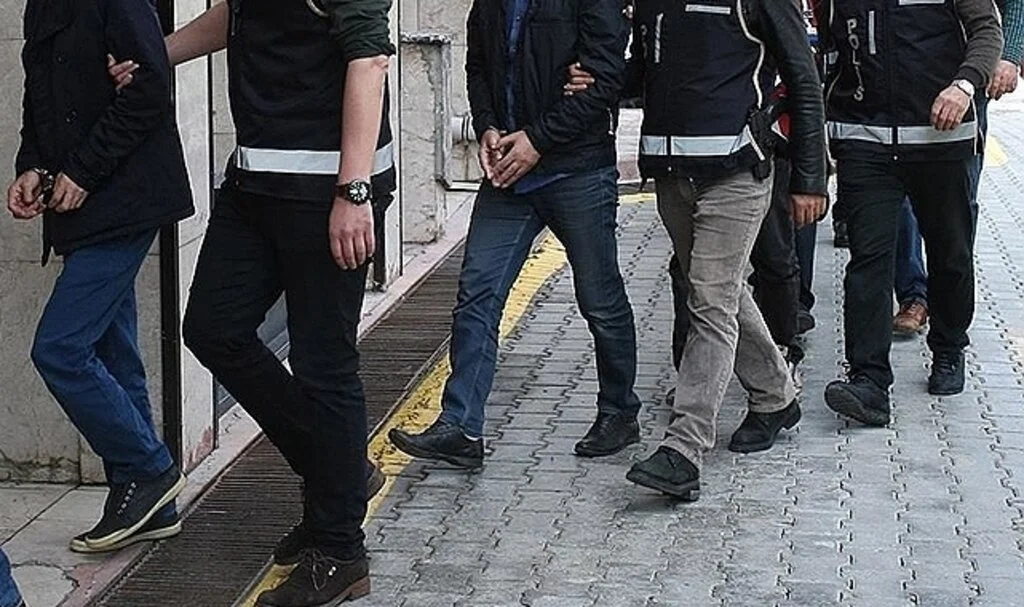 İstanbul merkezli FETÖ operasyonunda 9 zanlı yakalandı