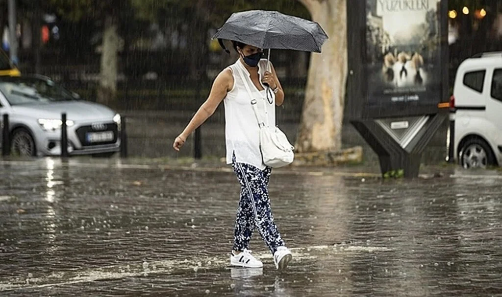 İstanbul'un bazı ilçelerinde gök gürültülü sağanak etkili oluyor