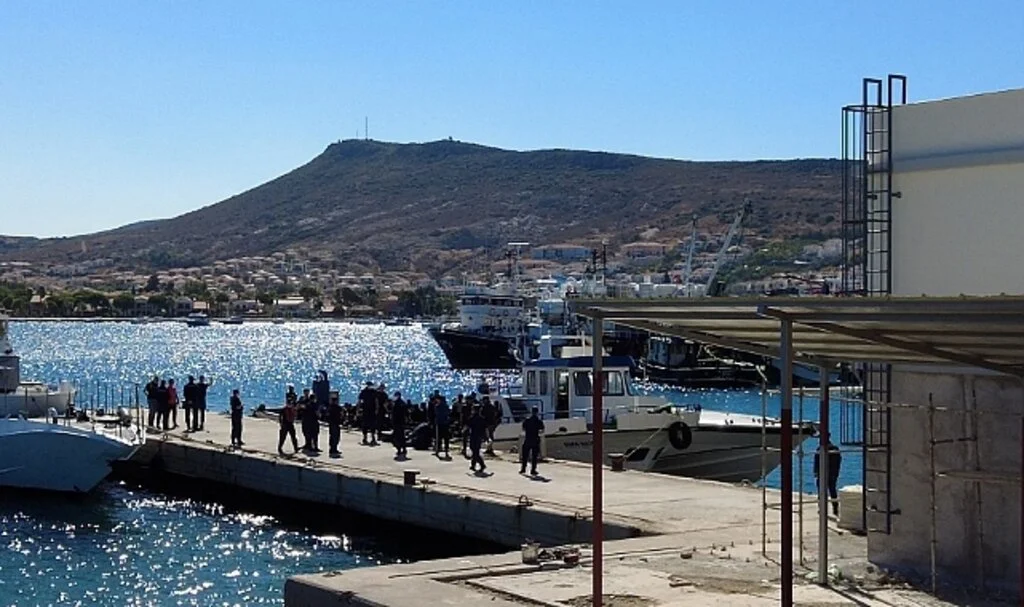 İzmir açıklarında 300 düzensiz göçmen yakalandı