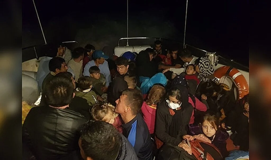 İzmir açıklarında 5 düzensiz göçmen kurtarıldı, 49'u yakalandı