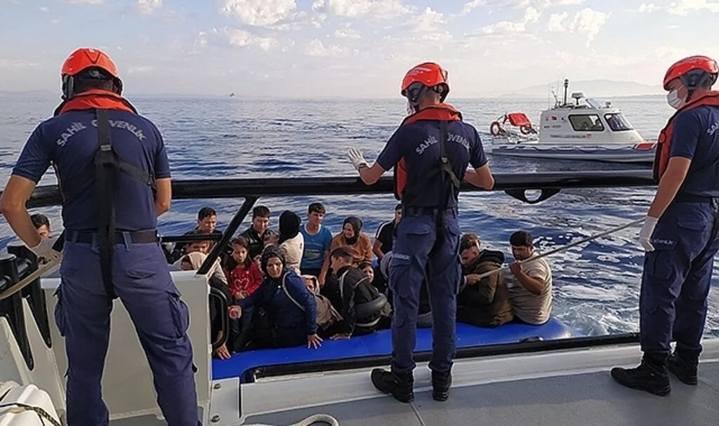 İzmir açıklarında 59 düzensiz göçmen kurtarıldı, 39 göçmen yakalandı