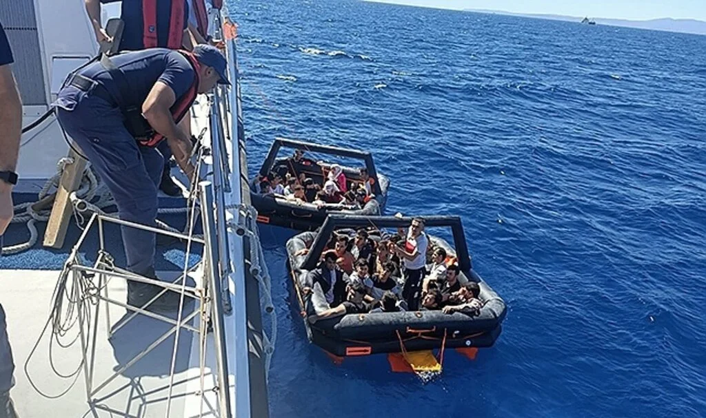 İzmir açıklarında 66 düzensiz göçmen kurtarıldı, 35'i yakalandı