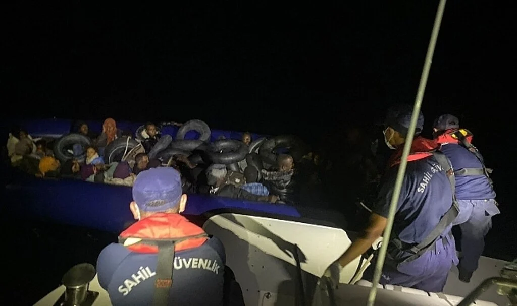 İzmir açıklarında 75 düzensiz göçmen yakalandı