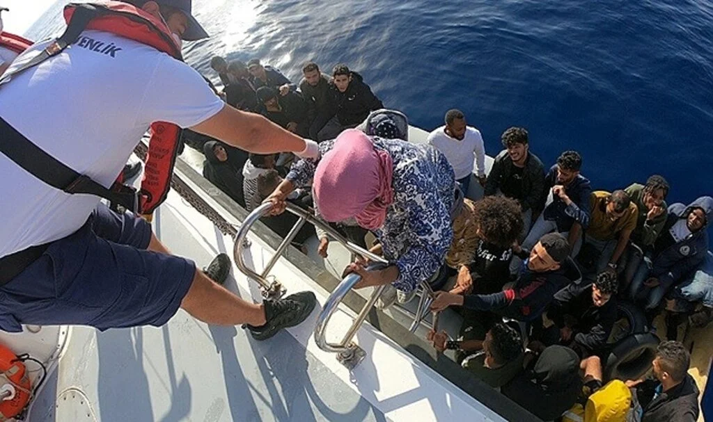 İzmir açıklarında geri itilen 210 göçmen kurtarıldı, 236 göçmen de yakalandı