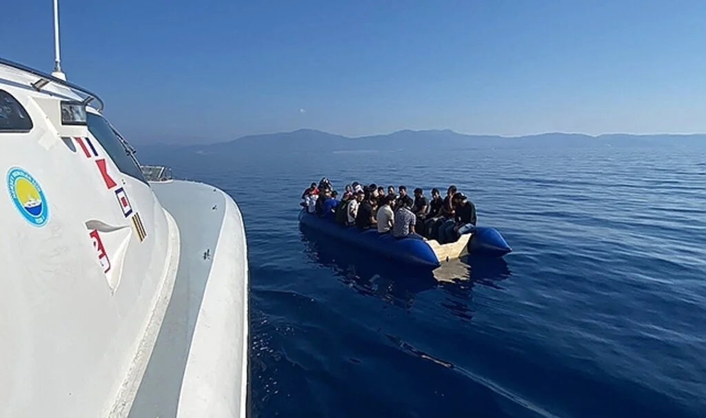 İzmir açıklarında göçmen hareketliliği: 203 göçmen karaya çıkartıldı