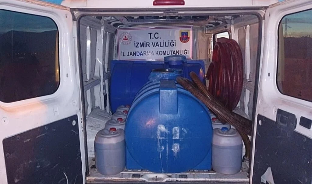 İzmir'de 2 bin 300 litre bandrolsüz içki ele geçirildi