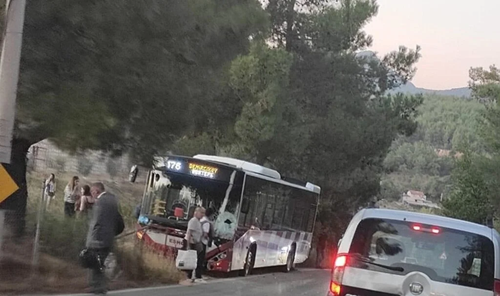 İzmir’de belediye otobüsü ile motosiklet çarpıştı: 1 ölü