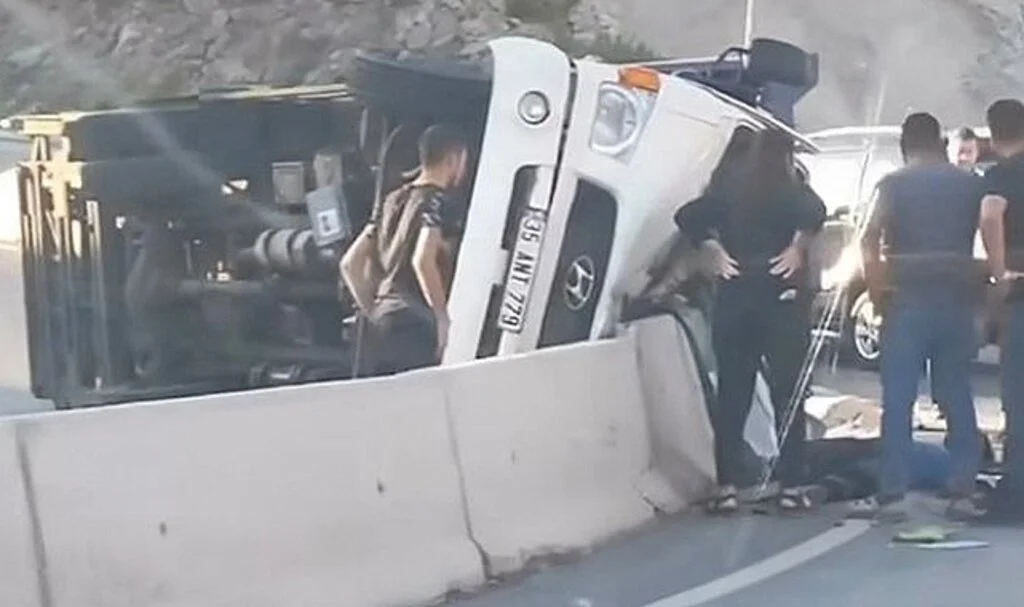 İzmir’de beton bariyerlere çarpan sürücü hayatını kaybetti