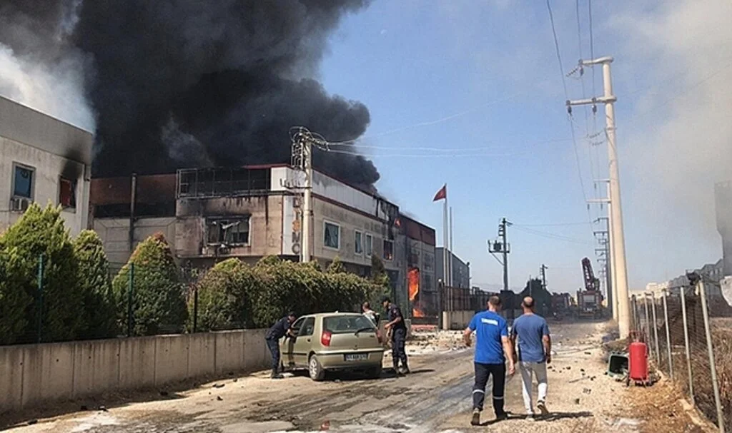 İzmir'de bir kozmetik fabrikasında yangın çıktı