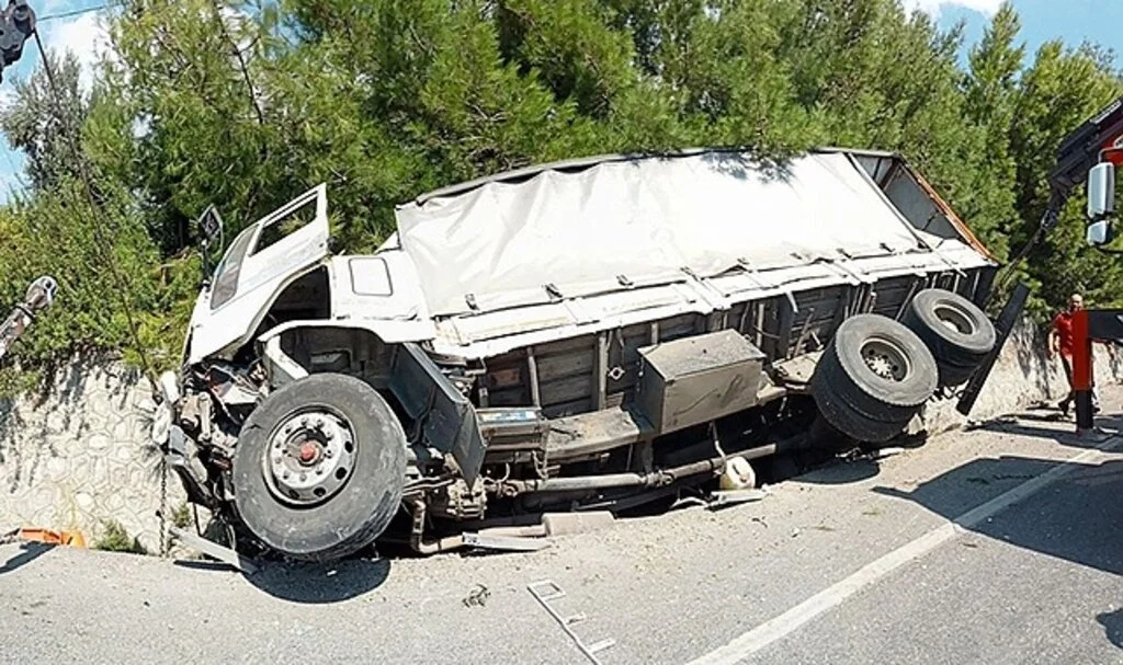 İzmir'de freni boşalan kamyon, devrilip sürüklendi