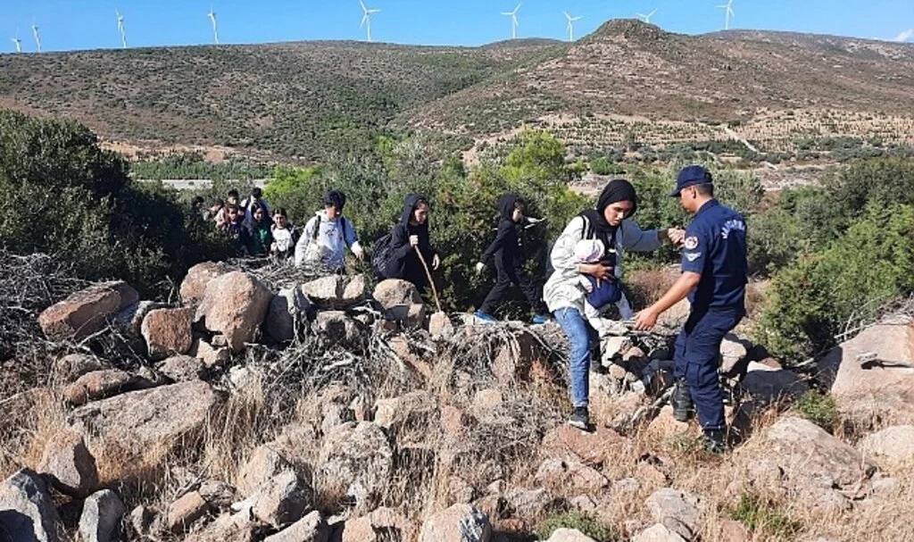 İzmir'de göçmen operasyonu: 156 düzensiz göçmen yakalandı