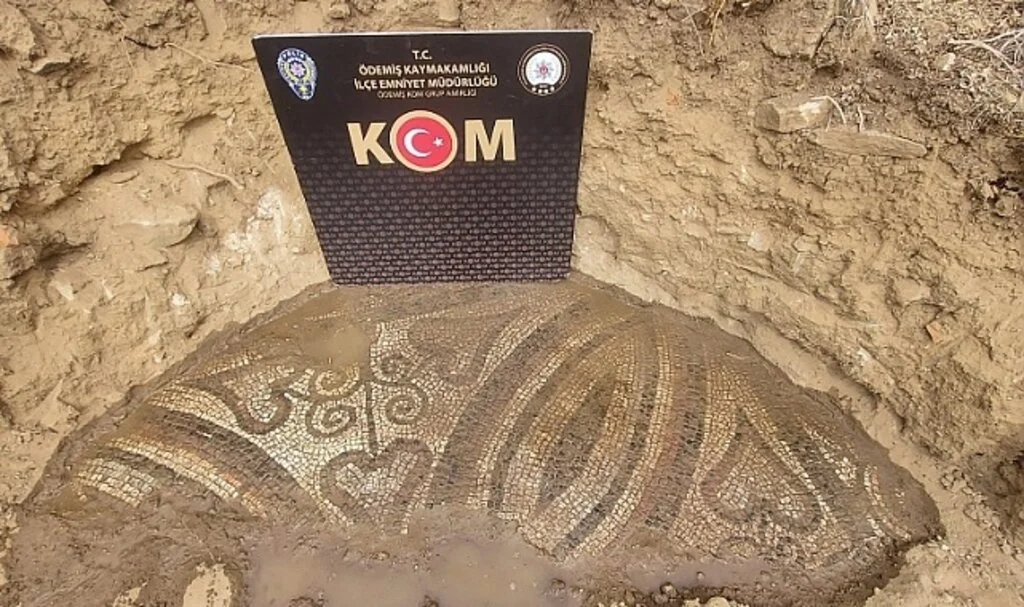 İzmir'de kaçak kazı yapan kişinin tarlasında 2 bin yıllık mozaik bulundu