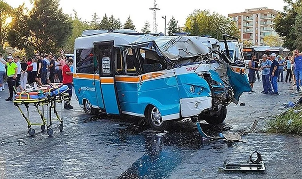 İzmir'de midibüs ile dolmuşun çarpışması sonucu 2 kişi öldü, 4 kişi yaralandı