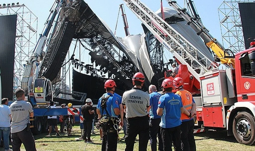İzmir'de Tarkan konseri öncesi çöken sahne kaldırılıyor