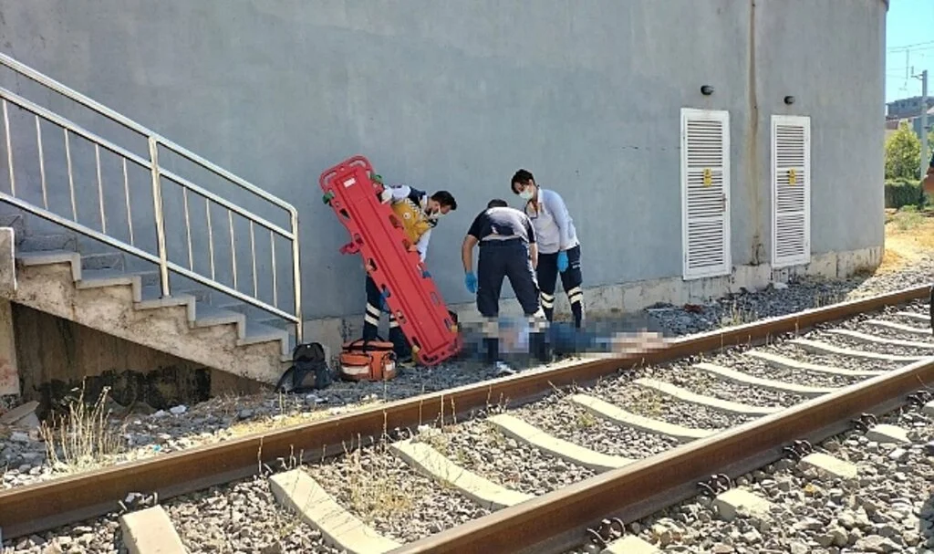 İzmir'de yük treninin çarptığı kadın hayatını kaybetti