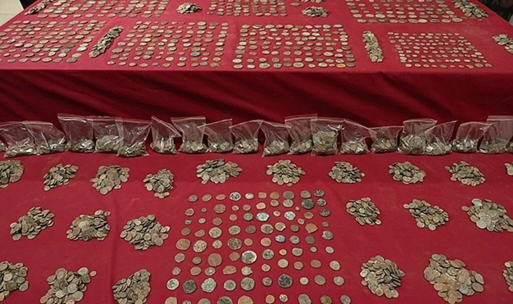 İzmir'de yurt dışına kaçırılmaya çalışan 8 bin 194 sikke ele geçirildi