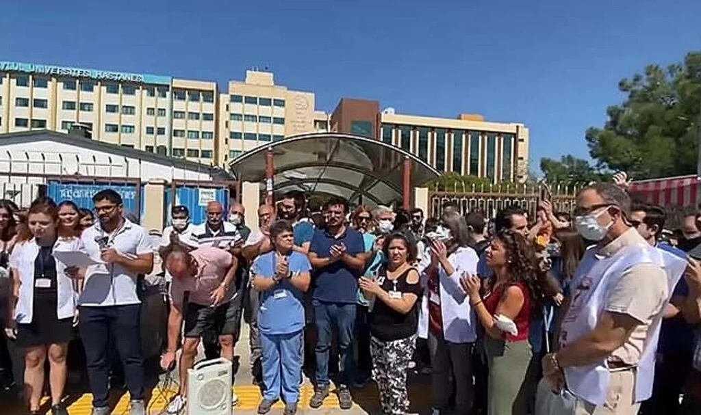 İzmir'deki Üniversite Hastanelerinde Görevli Asistan Hekimler İş Bıraktı