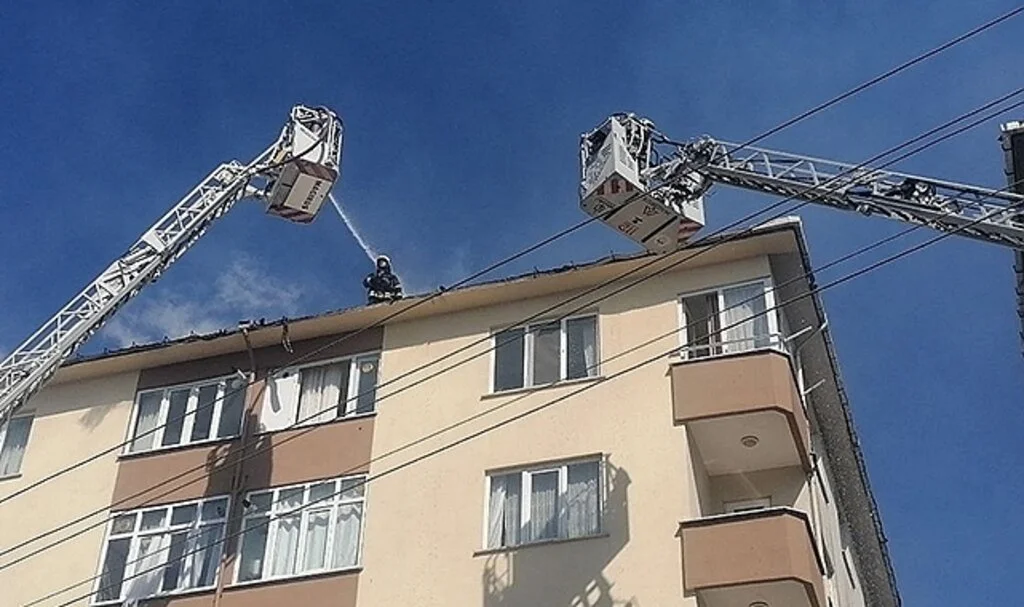 İzolasyon çalışması sırasında yangın çıktı, çatı cayır cayır yandı