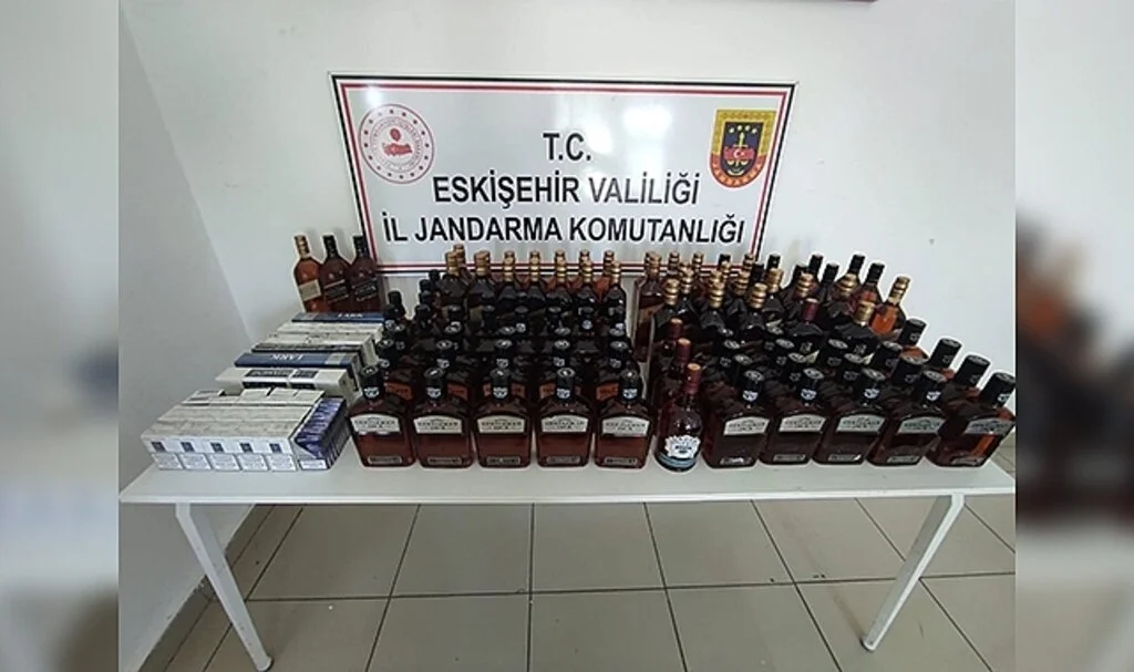 Jandarma ekipleri 85 bin lira değerinde kaçak içki ve sigara ele geçirdi