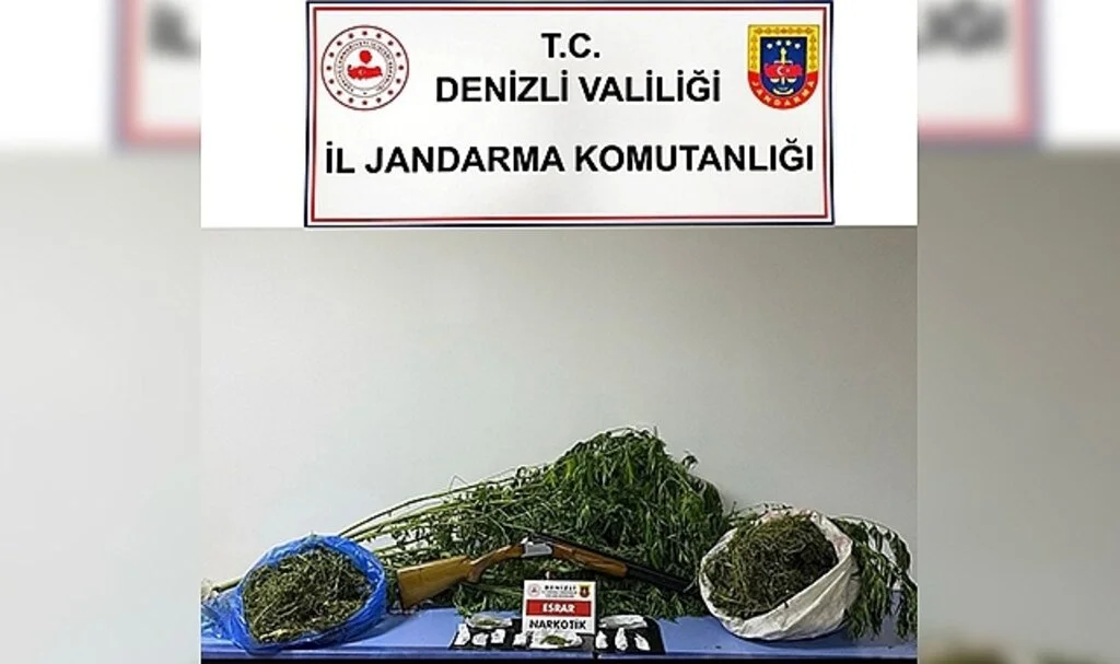 Jandarma tacirden kilolarca esrar ele geçirdi