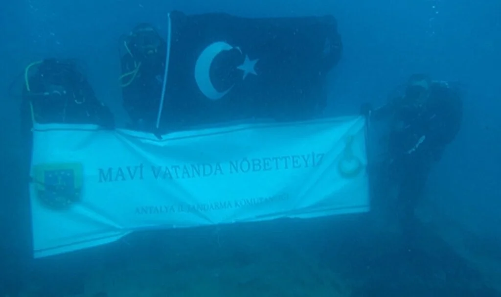 Jandarmadan su altında ‘Mavi vatanda nöbetteyiz’ mesajı