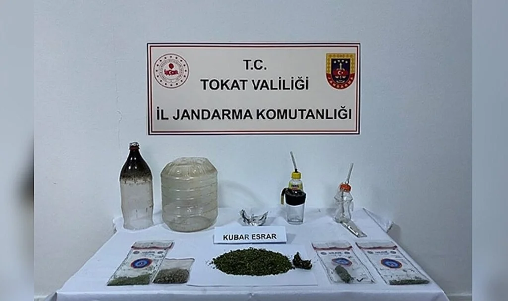 Jandarmanın gözünden kaçmadı, uyuşturucu taciri yakayı ele verdi