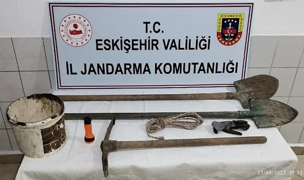 Kaçak kazı yapan 3 kişi suçüstü yakalandı