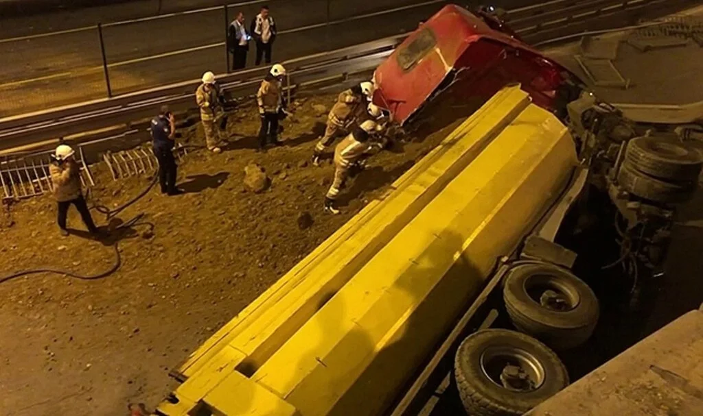 Kadıköy çevre yolunda freni boşalan hafriyat yüklü kamyon yola devrildi