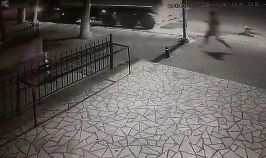 Kadıköy’de çevre yoluna devrilen kamyonun yolda ilerlediği anlar kamerada