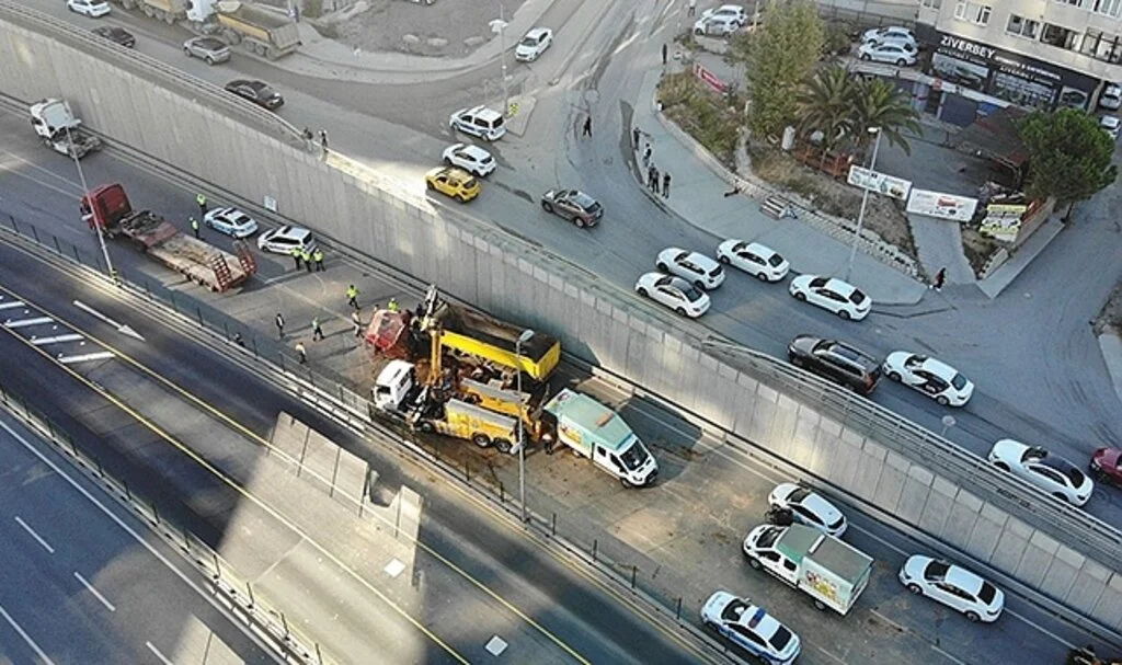 Kadıköy’de devrilen hafriyat kamyonu 8 saatlik çalışma sonucu kaldırıldı