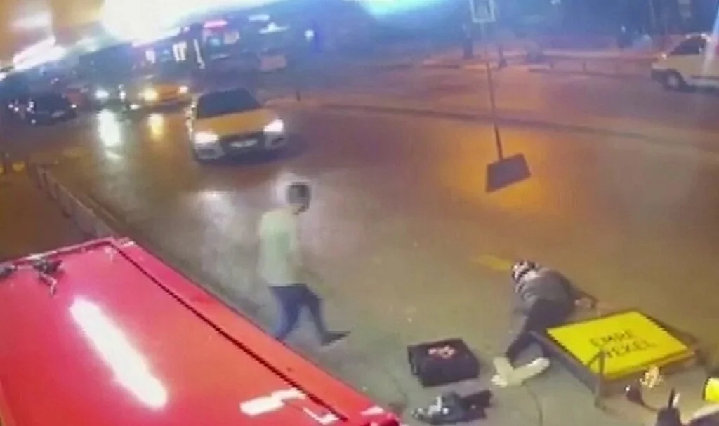 Kadıköy’de otomobile çarpan moto kurye yerde metrelerce sürüklendi