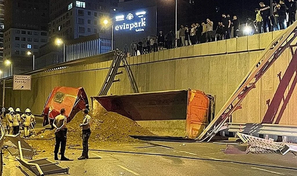 Kadıköy'de seyir halindeki kamyonun çevre yoluna düşmesi sonucu sürücü yaralandı