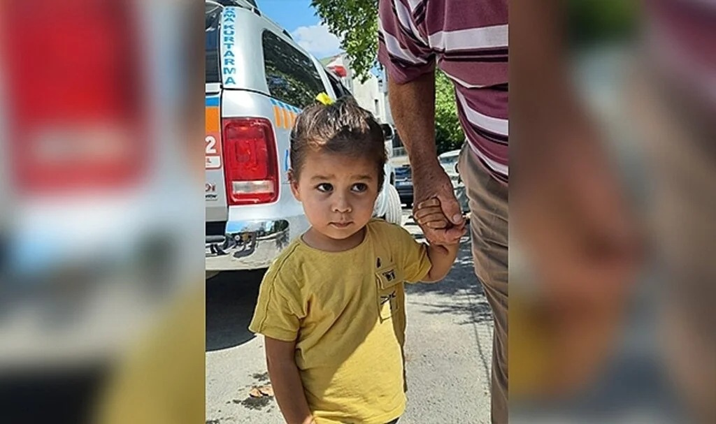 Kafası parmaklıklara sıkışan çocuk kurtarıldı