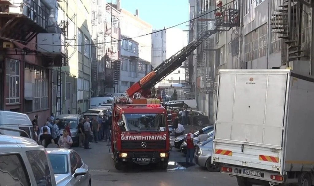 Kağıthane’de boya imalathanesinde yangın paniği