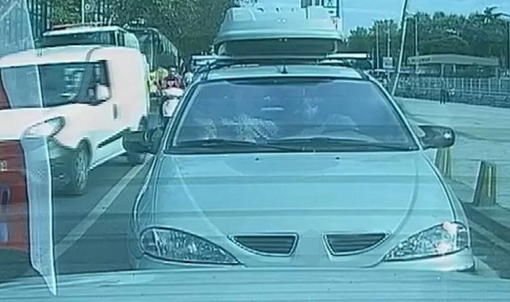Kağıthane'de, otomobil içerisinde kadına şiddet kamerada