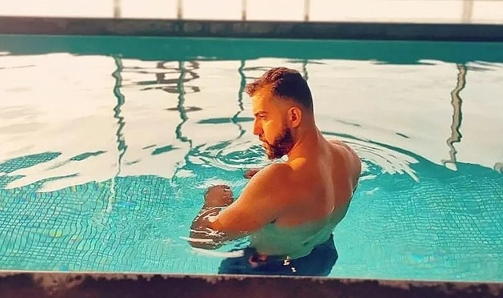 Kalp krizi havuzda yakaladı