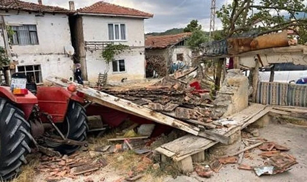 Kamelyada otururken traktörün çarptığı yaşlı adam hayatını kaybetti