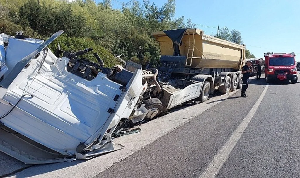 Kamyonet ile tır çarpıştı: 1 ölü