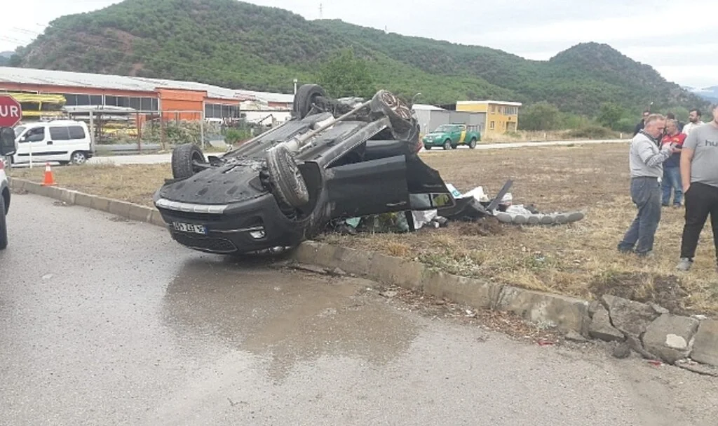 Kamyonetin çarptığı cip takla attı: 2 yaralı