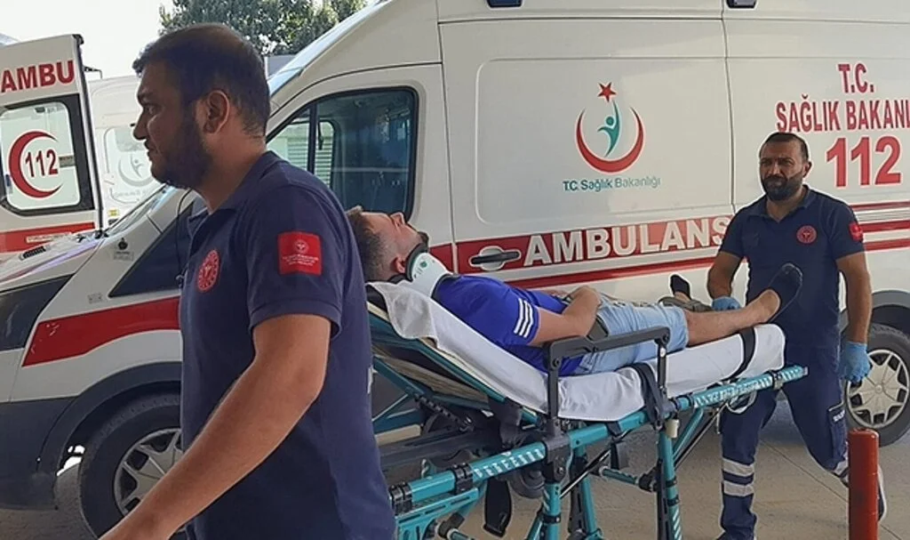 Kamyonetle hafif ticari araç çarpıştı: 2 yaralı