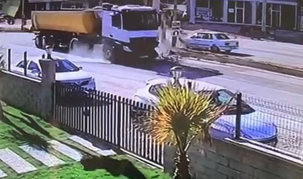 Kamyonun otomobile çarptığı kaza kamerada