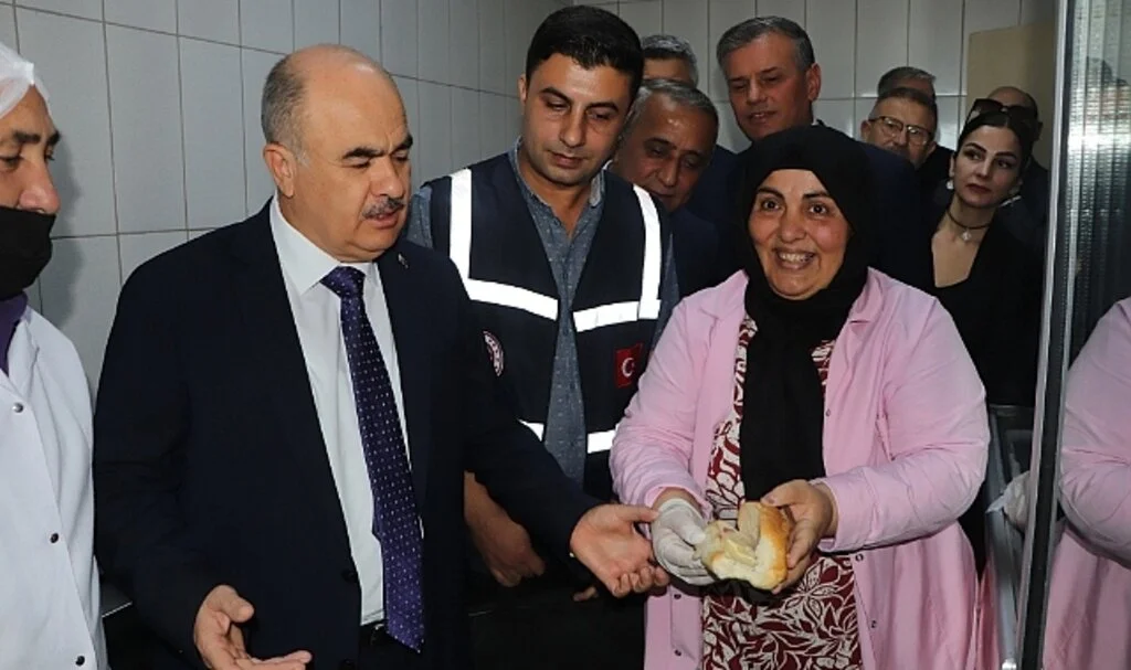 Kantin denetimine katılan Vali Dağlı’dan kantinciye uyarı: “Sen kendi çocuğuna bu kadar az mı veriyorsun”