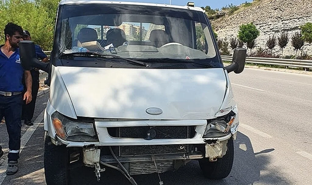 Karabük'te bariyere çarpan kamyonetteki 2 kişi yaralandı