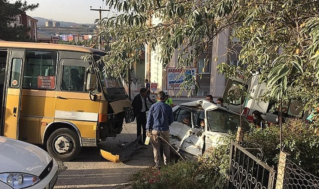 Karabük'te dolmuş otomobille çarpıştı: 2 yaralı